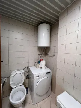 Manje kupatilo sa WC šoljom, veš mašinom i bojlerom. - image 13