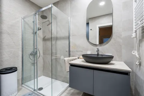 Moderne kupatilo sa tuš kabinom i umivaonikom. - image 11