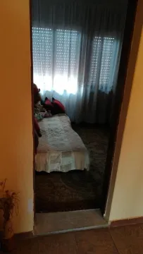 Pogled kroz vrata na spavaću sobu sa jednim krevetom. - image 6