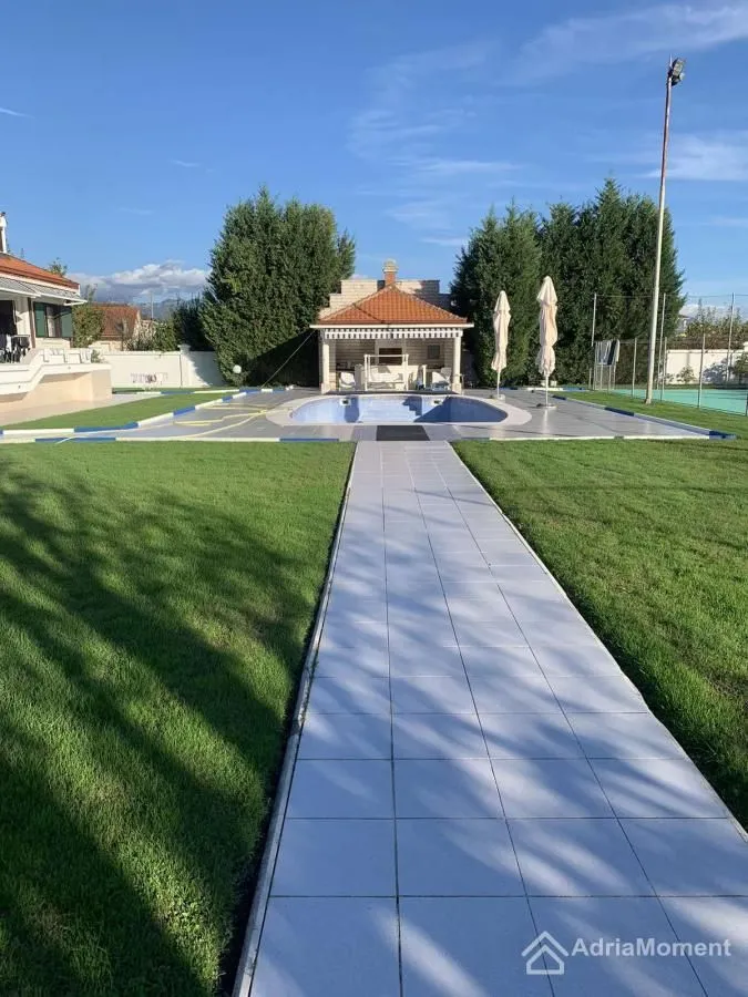 Sale, house, 700m², Tološi, Podgorica