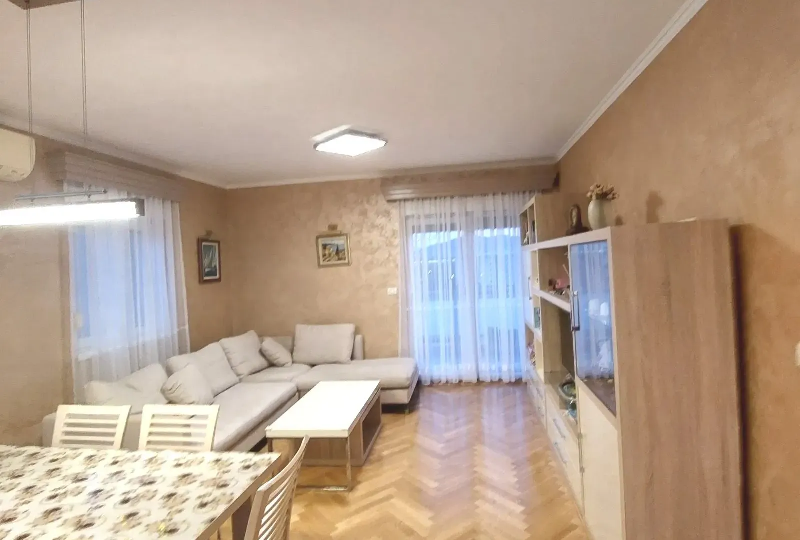 Izdavanje, dvosoban stan, 88m², City Kvart, Podgorica