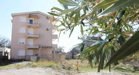 Spoljašnji izgled stambene zgrade sa zelenilom u prednjem planu. - image 11