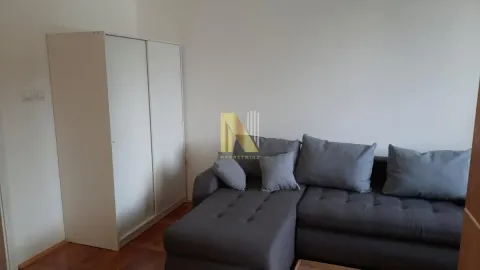 Dnevna soba sa ugaonom garniturom i ormarom. - image 2