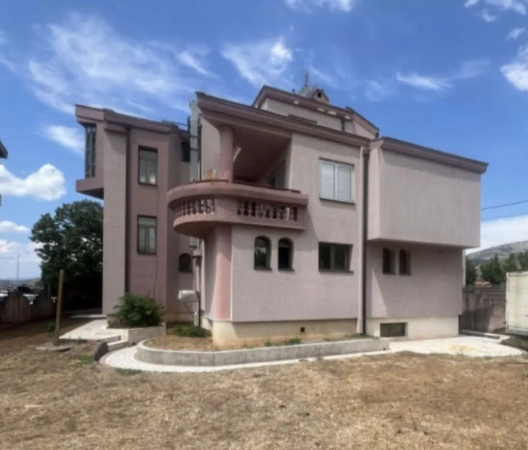 Prodaja, poslovni prostor, 450m², Zlatica, Podgorica