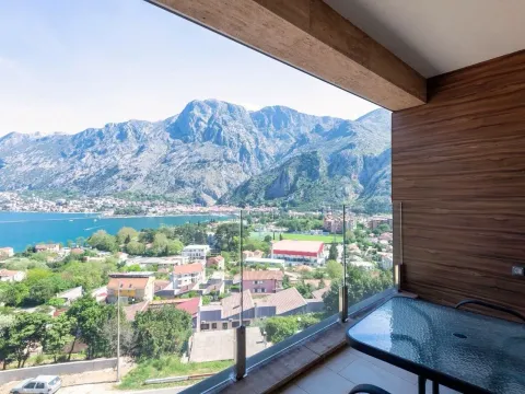 Rent, three bedroom apartment, 141m², Škaljari, Kotor - image 1