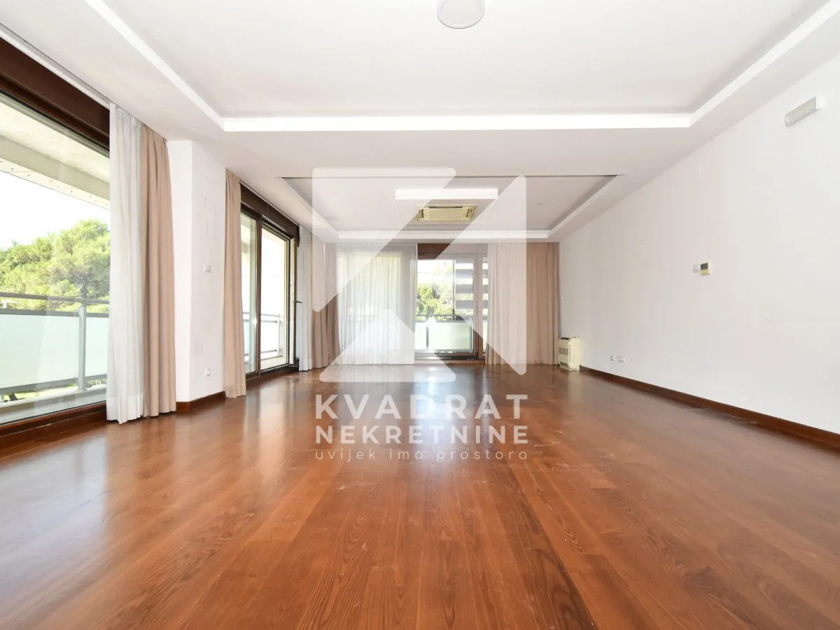 Izdavanje, četvorosoban stan, 230m², Kruševac, Podgorica