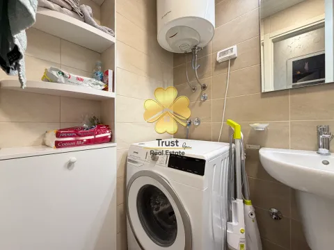 Manje kupatilo sa veš mašinom, bojlerom i umivaonikom. - image 10