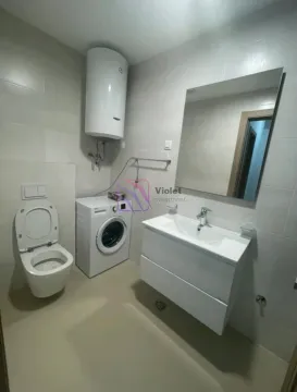 Savremeno opremljeno kupatilo sa sanitarijama, umivaonikom i veš mašinom. - image 8