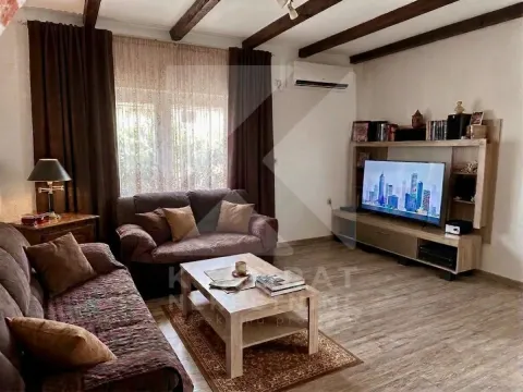 Dnevna soba sa garniturom, stočićem i TV komodom. - image 5