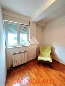 Manja soba sa prozorom, parketom i foteljom. - image 6
