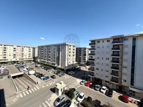 Pogled sa terase na gradsko naselje i parking. - image 7