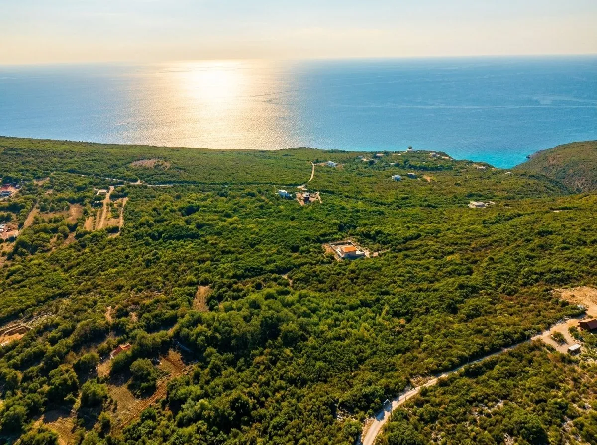 Pogled iz vazduha na obalu i more.