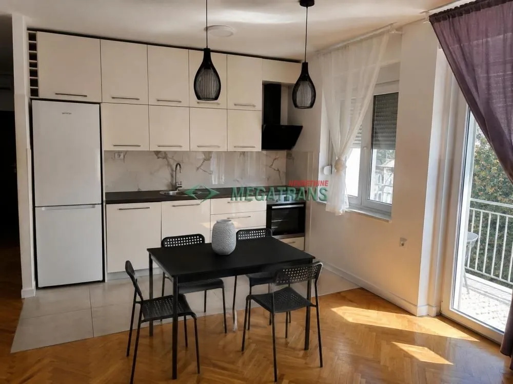 Izdavanje, trosoban stan, 74m², Centar, Novi Sad
