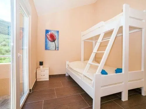 Rent, one bedroom apartment, 50m², Kavač, Kotor