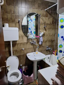 Manje kupatilo sa umivaonikom, wc šoljom, kadom i keramičkim pločicama braon boje. - image 10