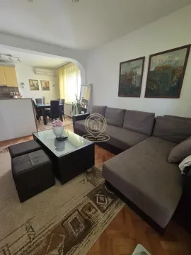 Dnevna soba sa garniturom, stočićem i pogledom prema trpezariji i kuhinji. - image 2