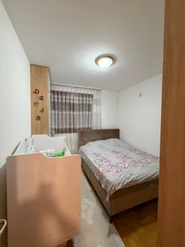Uređena spavaća soba sa bračnim krevetom i dječijim krevetcem. - image 9