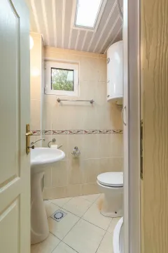 Manje kupatilo sa umivaonikom, WC šoljom i bojlerom. - image 8