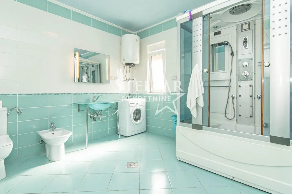 Izdavanje, trosoban stan, 130m², Gornja Gorica, Podgorica