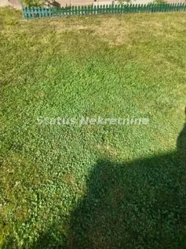 Pogled na zeleno dvorište sa travnjakom. - image 5