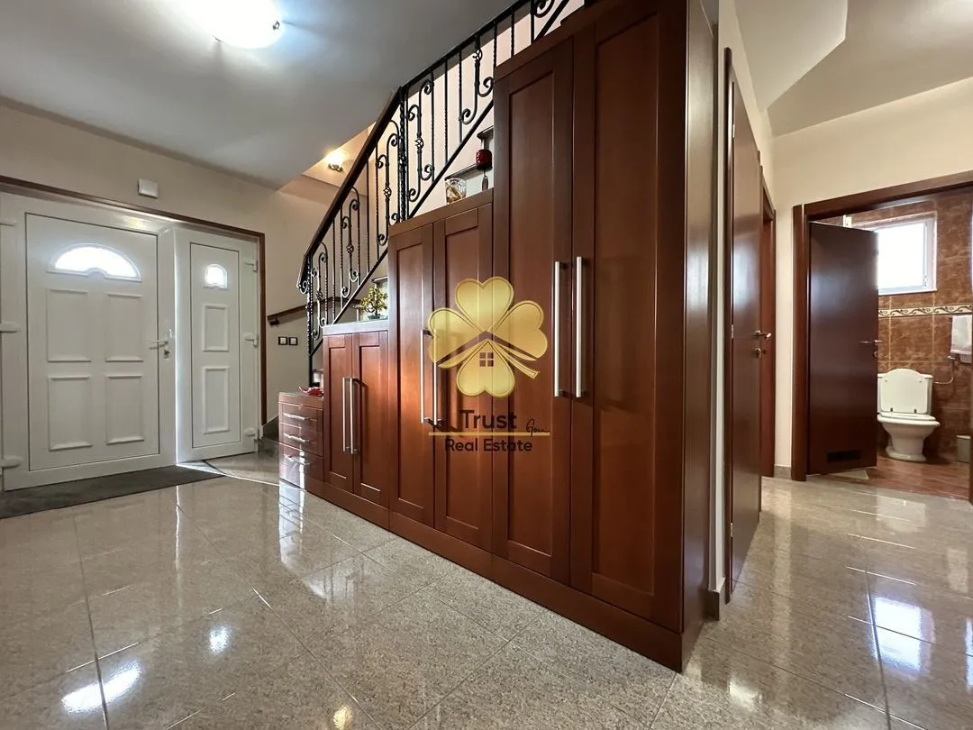 Sale, house, 356m², Tološi, Podgorica