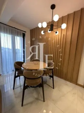 Trpezarija sa okruglim stolom i modernim lusterom. - image 7