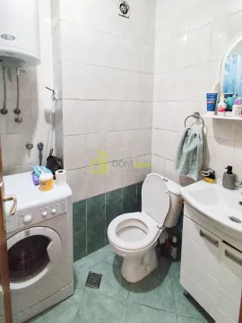 Manje kupatilo sa veš mašinom, wc šoljom, umivaonikom i bojlerom. - image 2