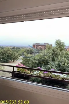 Pogled sa prozora na okolno zelenilo i zgrade. - image 14