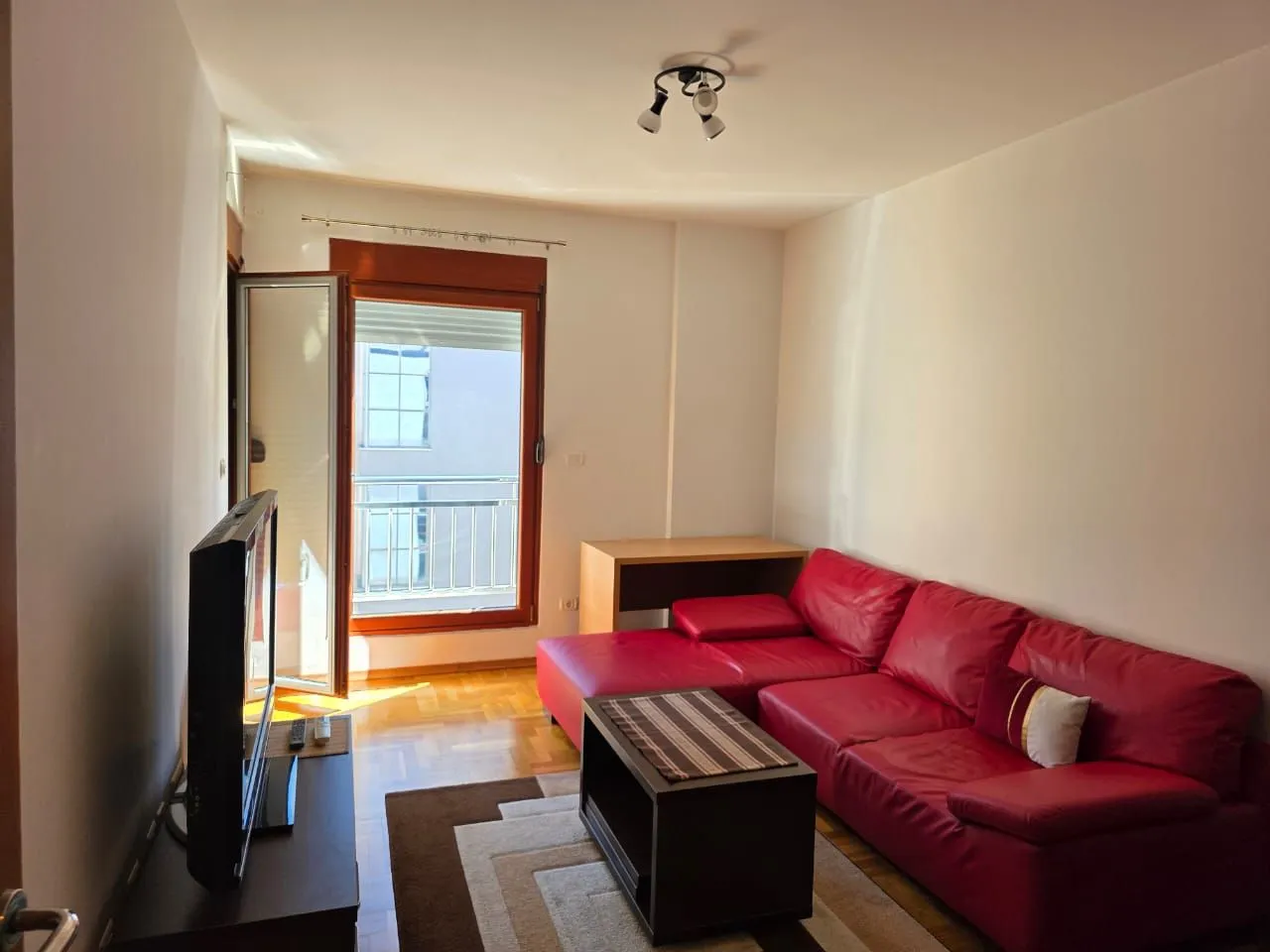 Izdavanje, jednosoban stan, 40m², Pobrežje, Podgorica