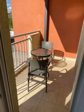 Manji namješteni balkon sa stolom i dve stolice. - image 9