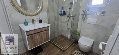 Moderno kupatilo sa tuš kabinom, umivaonikom i WC šoljom. - image 15