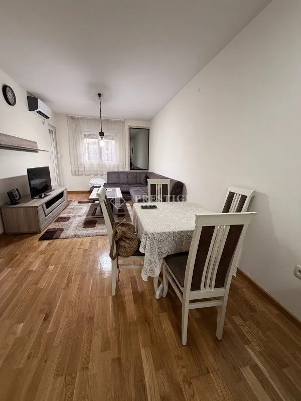 Dnevna soba sa trpezarijom i garniturom za sjedenje.