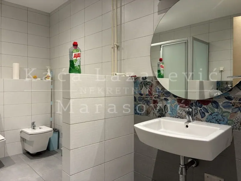View of the bathroom with a washbasin, mirror and sanitary ware.