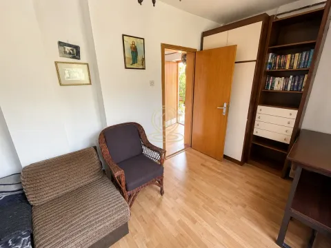Manji dnevni boravak sa trosedom, foteljom, ugradnim ormanom i policama za knjige. - image 4