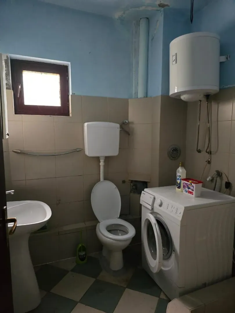 Kupatilo sa veš mašinom i bojlerom.