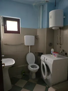 Kupatilo sa veš mašinom i bojlerom. - image 19