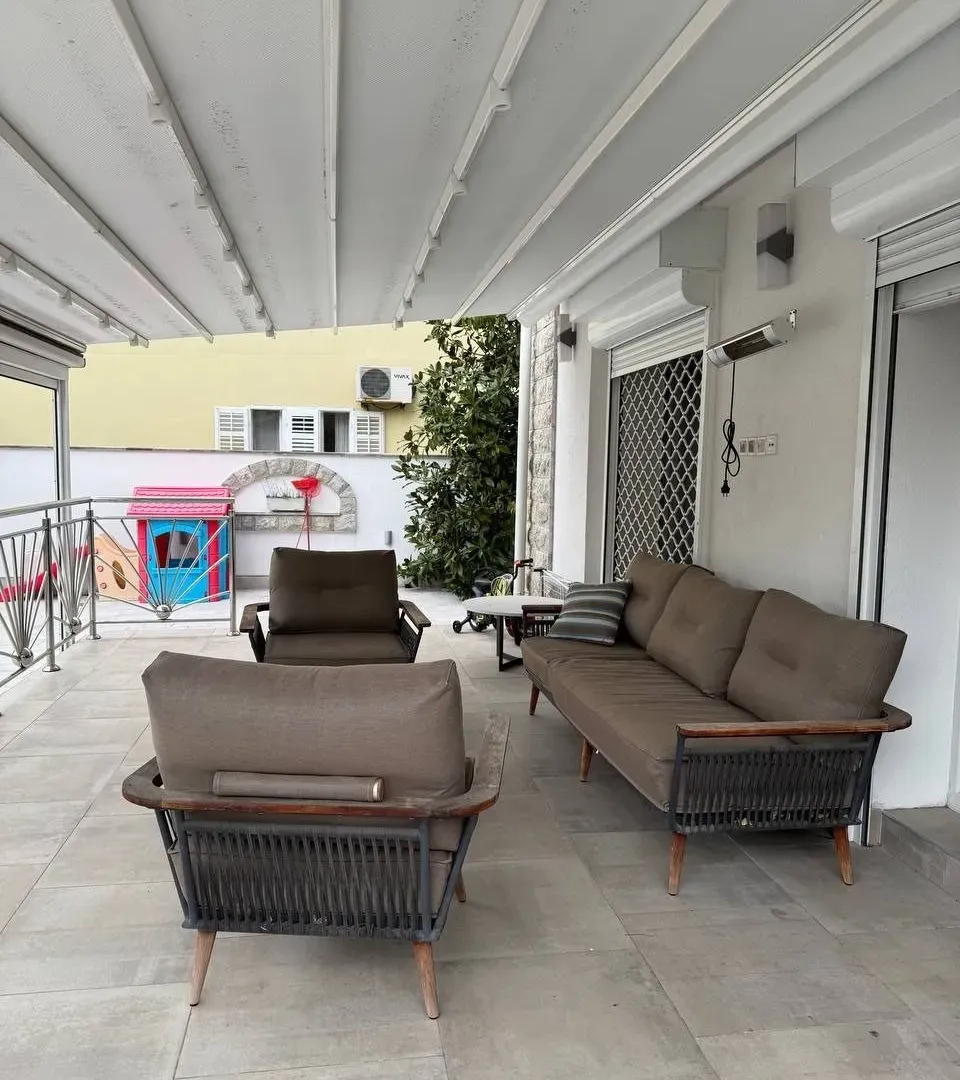 Izdavanje, dvosoban stan, 75m², Centar, Tivat