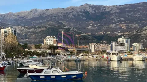 Pogled na marinu, grad i planine u pozadini. - image 4