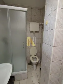 Manje kupatilo sa tuš kabinom i toaletom. - image 28