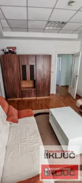 Dnevna soba sa garniturom, stočićem i garderoberom. - image 2