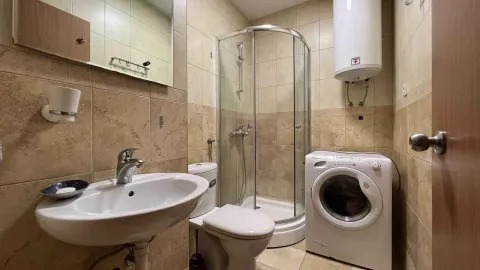 Kompaktno kupatilo opremljeno tuš kabinom, umivaonikom, WC šoljom i veš mašinom. - image 5