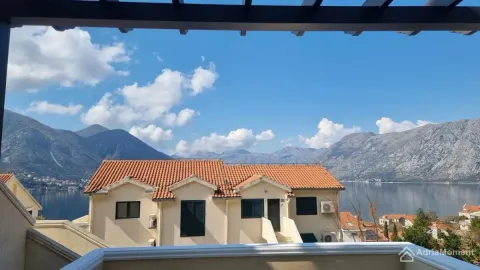 Pogled sa terase na zaliv i okolne planine. - image 3