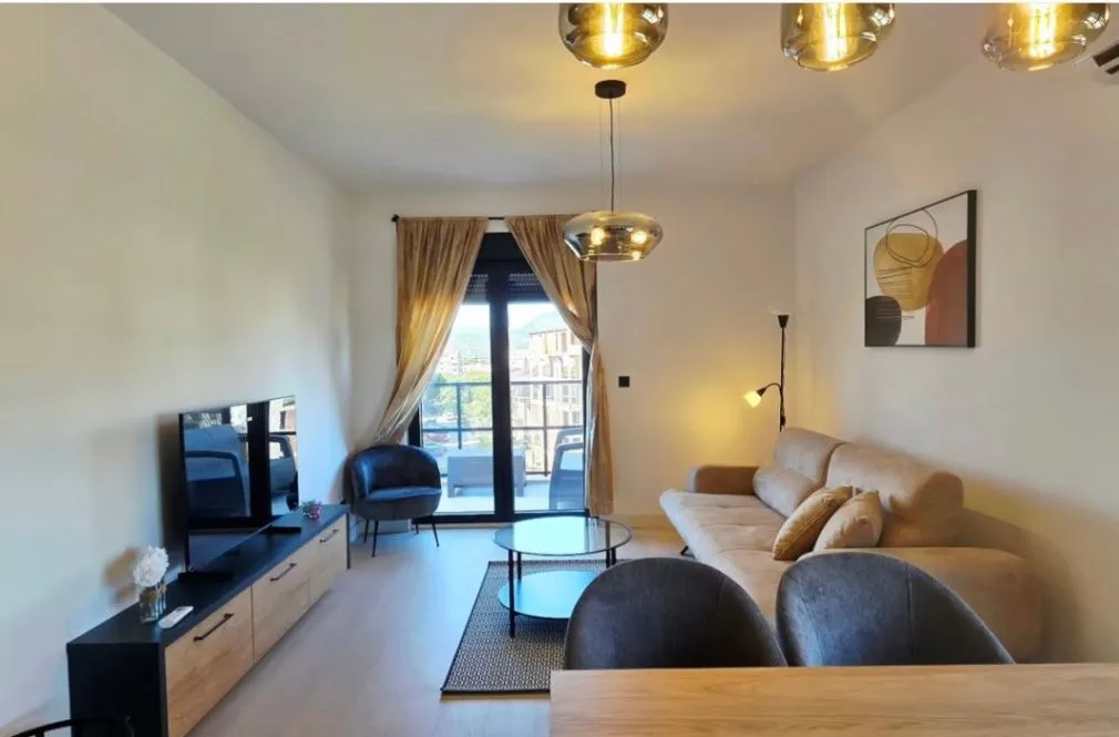 Izdavanje, jednosoban stan, 53m², Krivi Most, Podgorica