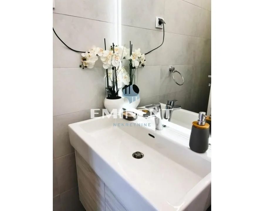 Izdavanje, trosoban stan, 90m², Savski Venac, Beograd