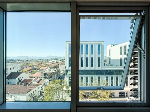 Pogled iz prozora na gradsko naselje i okolne zgrade. - image 10