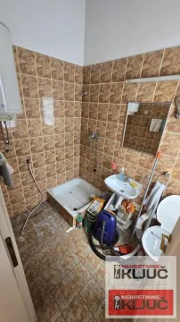 Manje kupatilo obloženo keramičkim pločicama sa tuš kabinom. - image 10