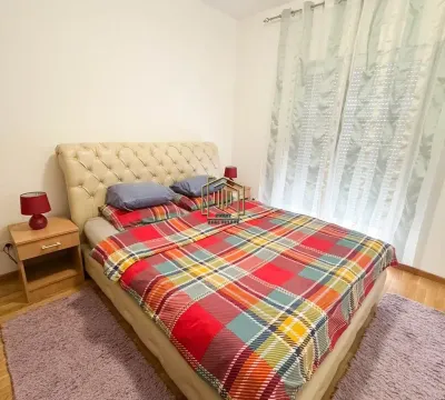 Spavaća soba sa bračnim krevetom, noćnim stočićima i prozorom sa zavjesama. - image 10