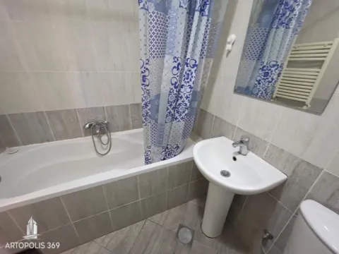Kupatilo opremljeno kadom, umivaonikom i toaletom. - image 10
