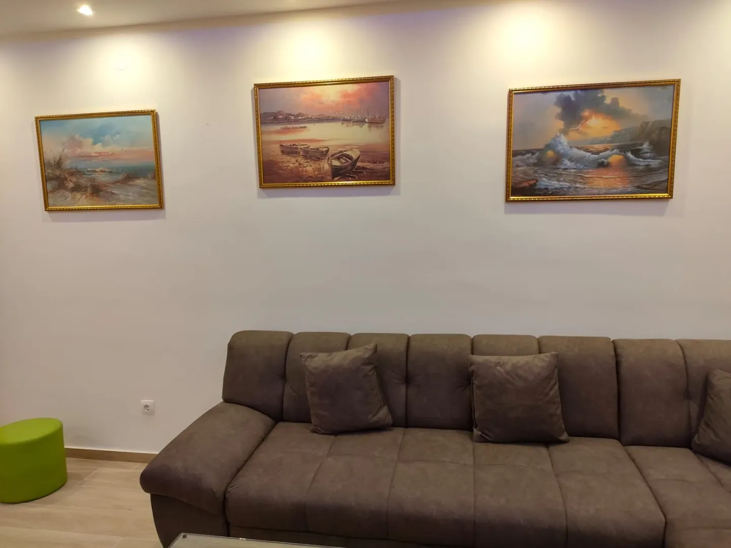 Izdavanje, dvosoban stan, 70m², Centar, Bar