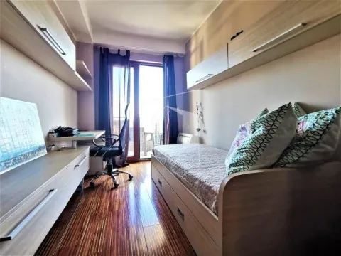 Namještena spavaća soba sa krevetom, radnim stolom i izlazom na terasu. - image 13